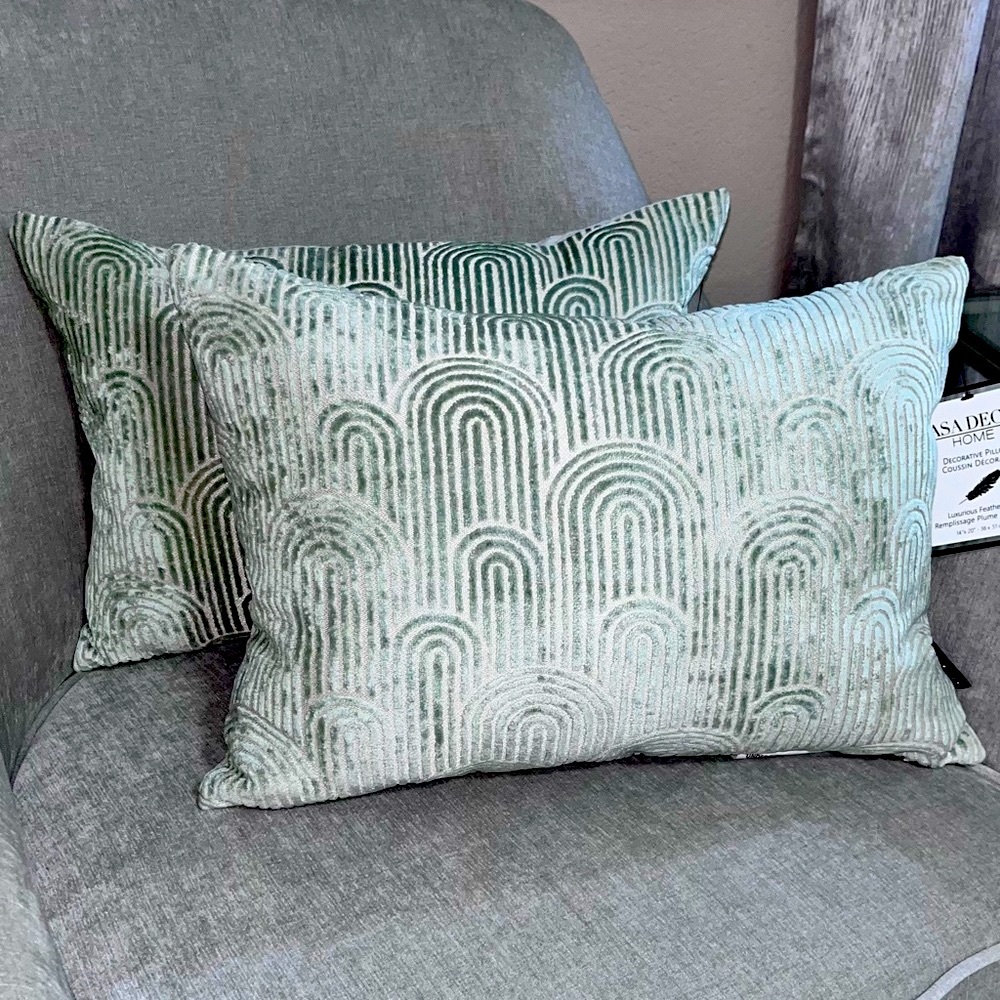 2-NWT CASA DECOR LUMBAR DECORATIVE THROW PILLOW (Read description for details )